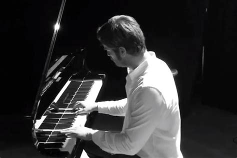 Y­e­t­e­n­e­k­l­i­ ­İ­n­s­a­n­ı­n­ ­H­a­l­i­ ­B­a­ş­k­a­ ­O­l­u­y­o­r­:­ ­K­ı­v­a­n­ç­ ­T­a­t­l­ı­t­u­ğ­ ­P­i­y­a­n­o­ ­Ç­a­l­d­ı­